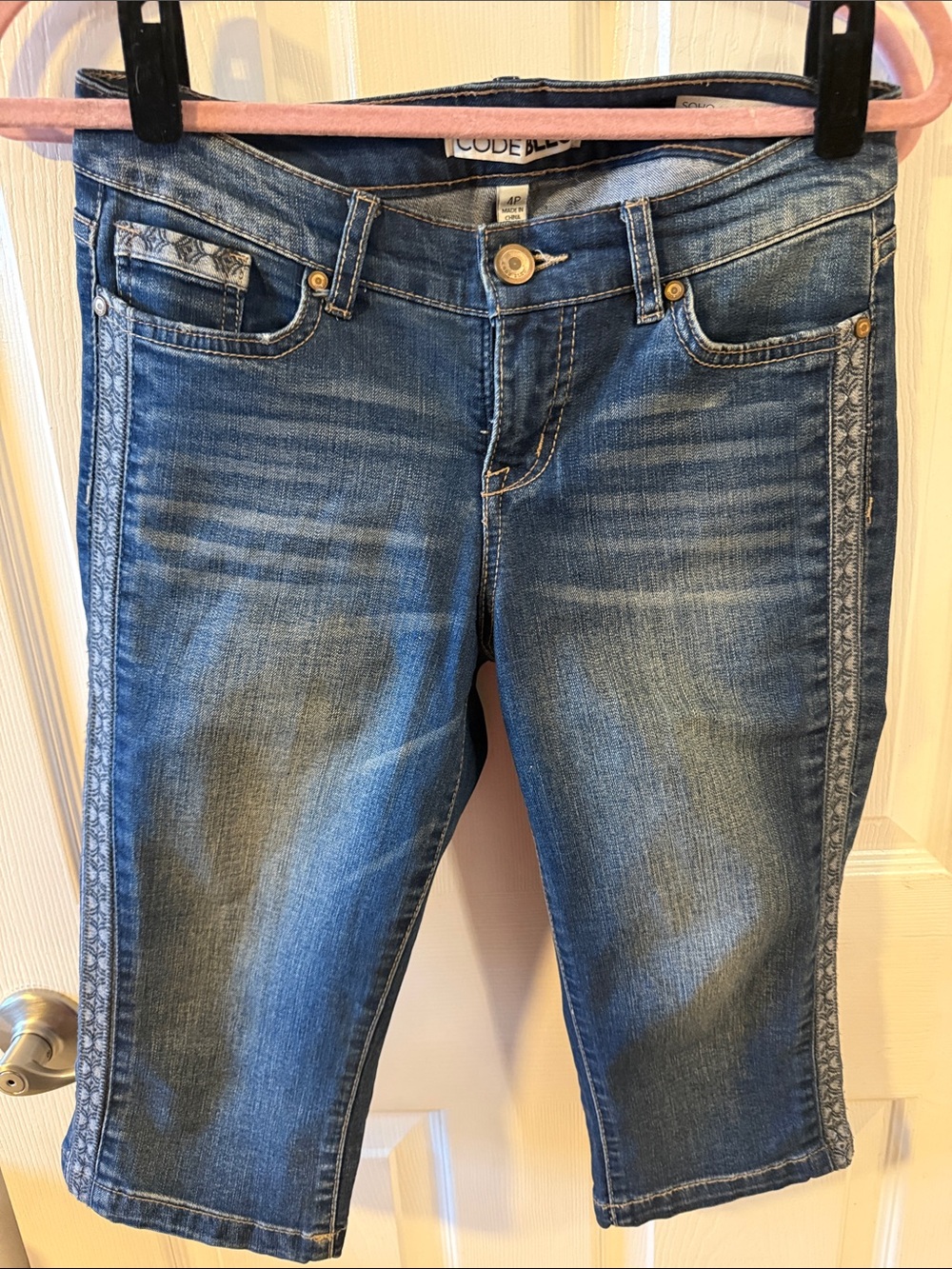 Code Bleu Women's Mid-Blue Cropped Denim Jeans with Side Trim